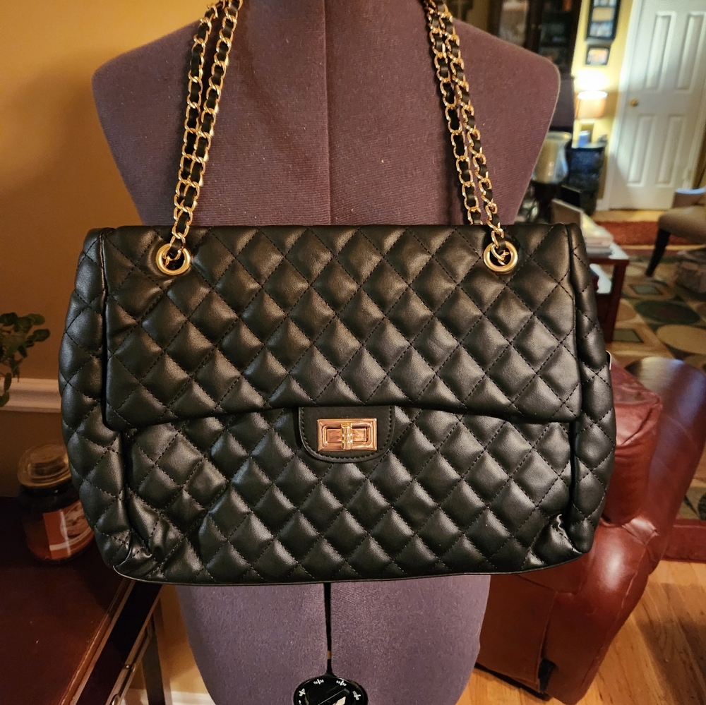 Stylish Black Handbag with Elegant Chain Handles. Zipper middle closure.